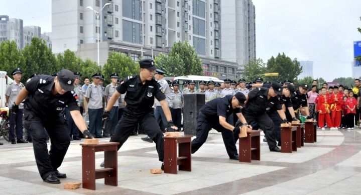 中隊(duì)長(zhǎng)們的單掌斷磚 中隊(duì)長(zhǎng)們的單掌斷磚